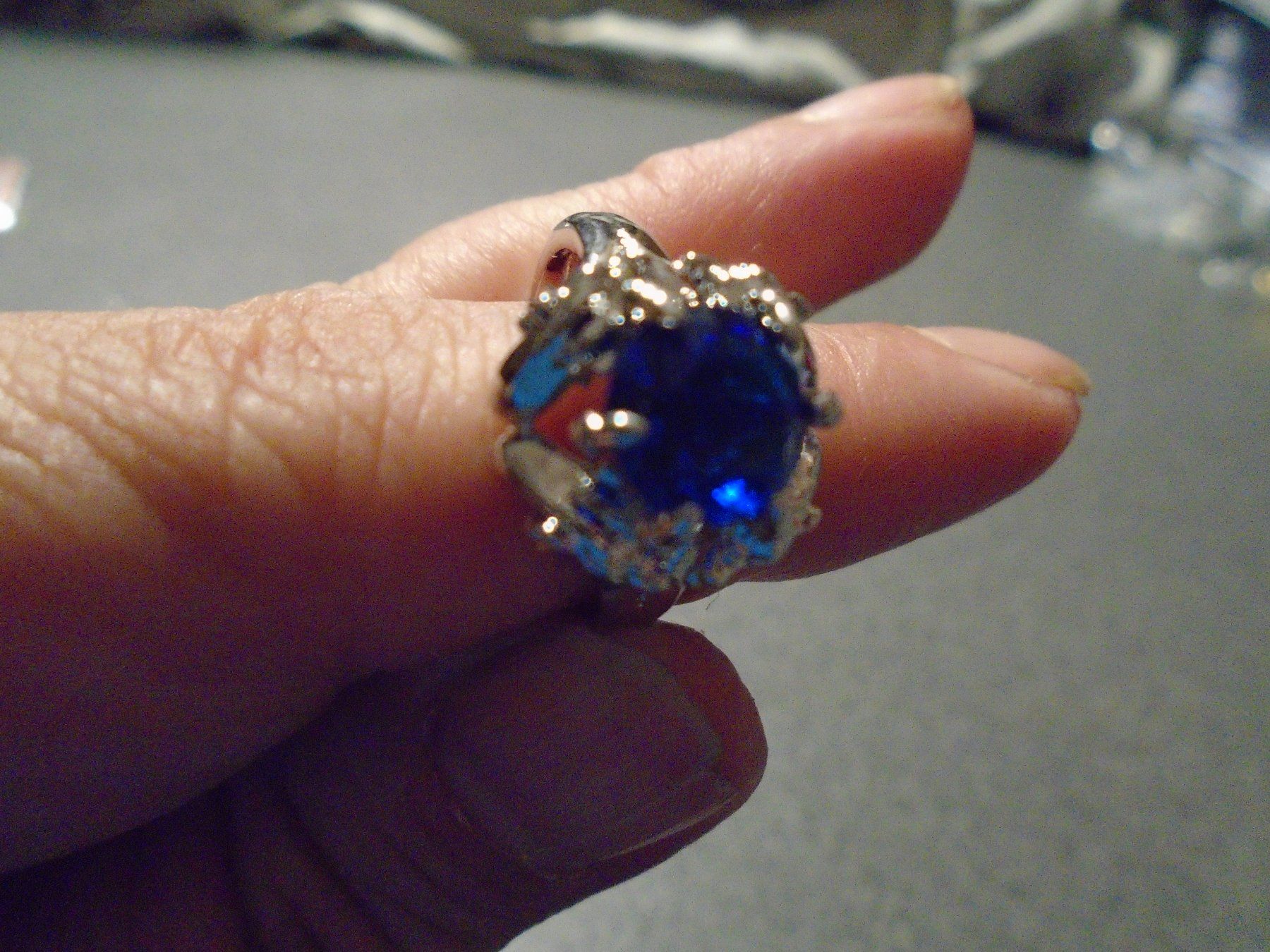 Anelli: Ring Size 8, silberfarbig, runder, blauer Stein – Nuovo e nell'imballaggio originale da Zürich venduto da abraxas1291