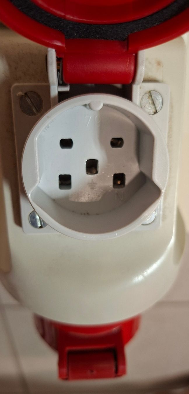 Alimentazione elettrica: Elektrounterverteilung mit CEE Steckdose gebraucht – Usato da Hinwil venduto da Rado56 6