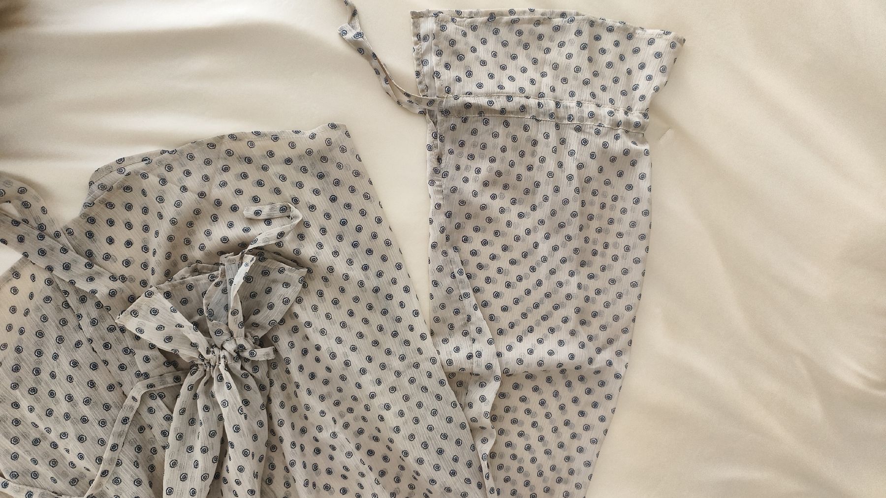 Blusen: Translucent Beige Blouse with flower pattern, ideal for offi – Neu und originalverpackt aus Erlenbach ZH von rem_p5dd 3