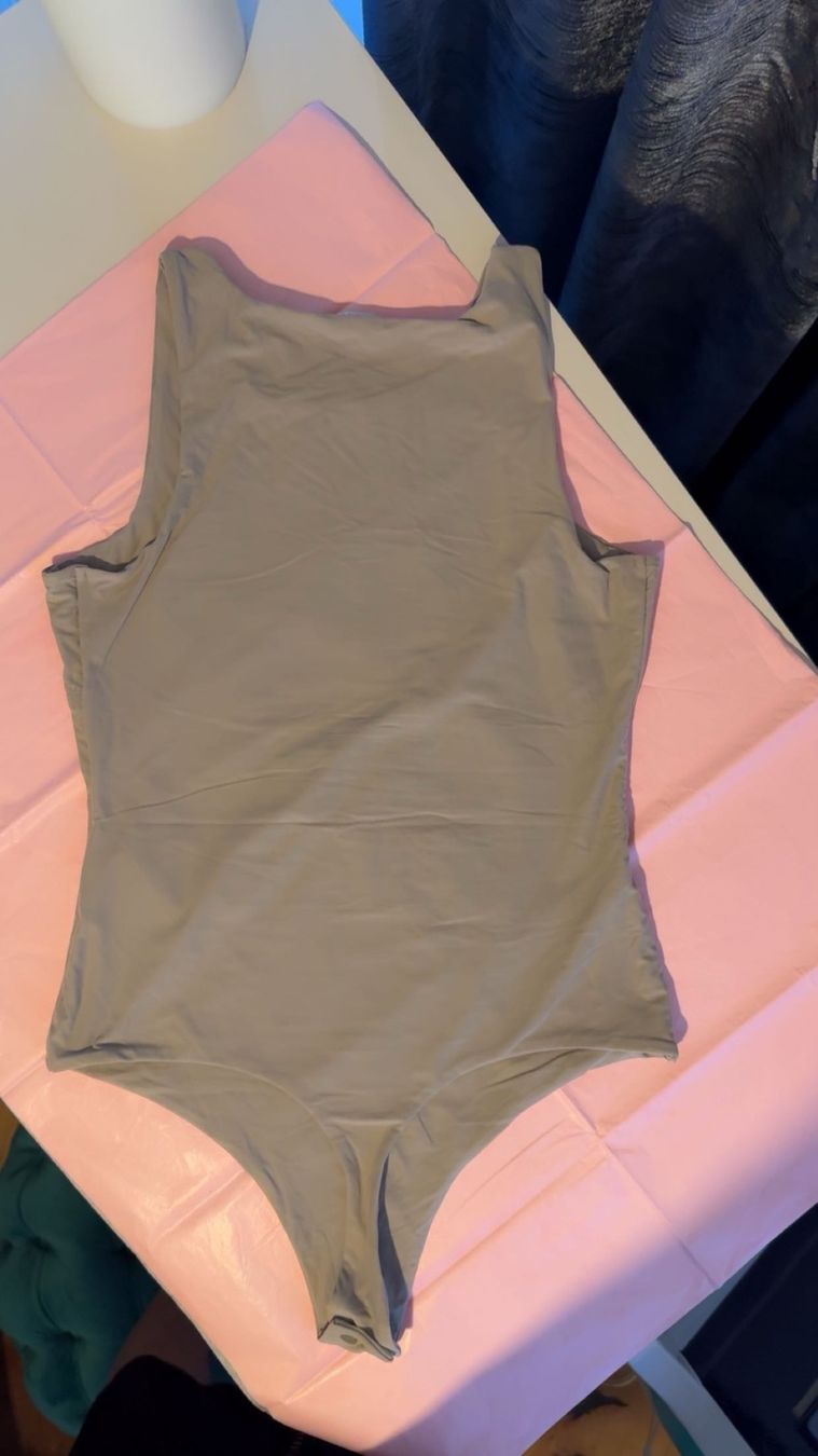 Guess Top: Guess Body - figurbetonter Hingucker Grösse S – Nuovo e nell'imballaggio originale da Emmen venduto da t_a_n88x 3