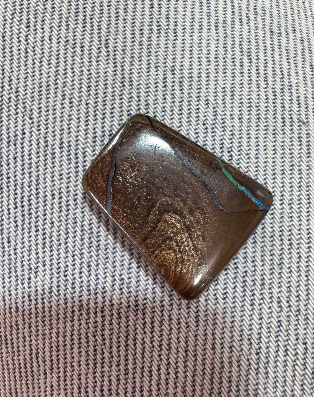 Fossilien: Opal 24ct  Australien winzige linien Opal mit Farben – Neu und originalverpackt aus Leuggern von gemshow