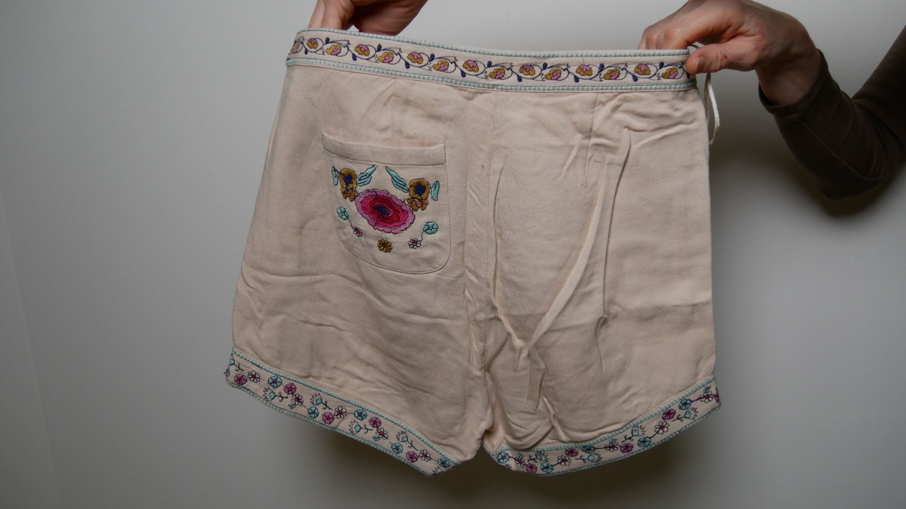Mango Pantaloni: Mango Shorts kurze Hose Bestickung Stickmuster Blumen – Usato da Zürich venduto da julia_vina 1