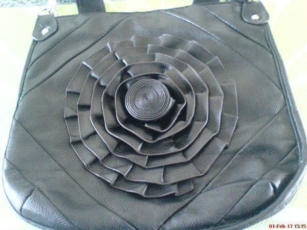 Borse da donna: neue schwarze Handtasche mit Blume – Nuovo (secondo la descrizione) da Oftringen venduto da andrax 1