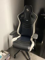 Noblechairs Gamingstuhl und Fusstütze