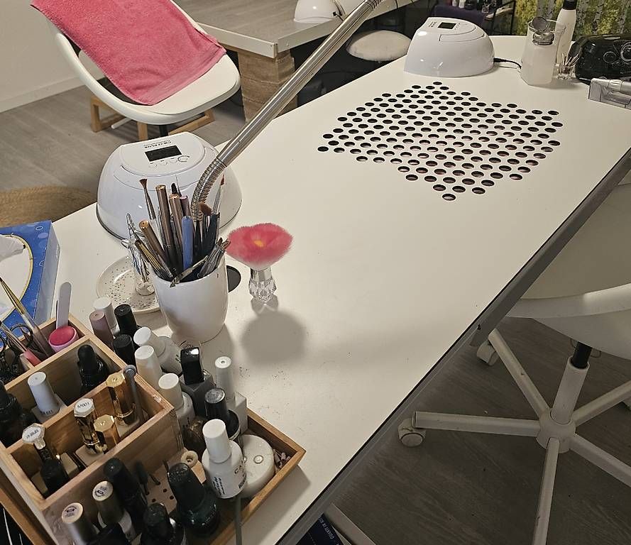 Tavoli: Table manucure à aspiration – Usato da Misery venduto da caropett11