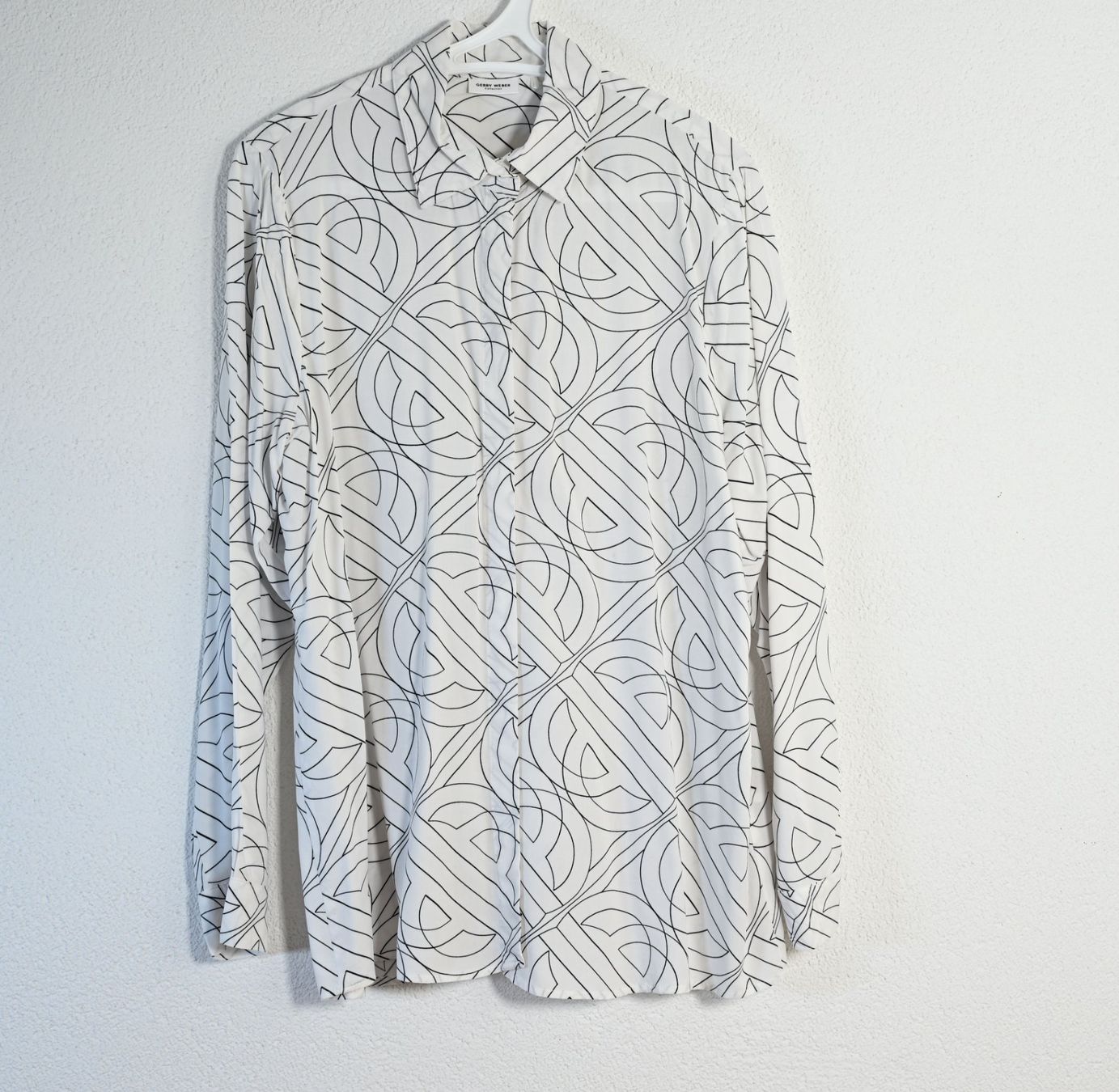 Gerry Weber Chemisiers: Gerry Weber Bluse weiss schwarz gemustert, 42 – D'occasion à Dürnten par pema28