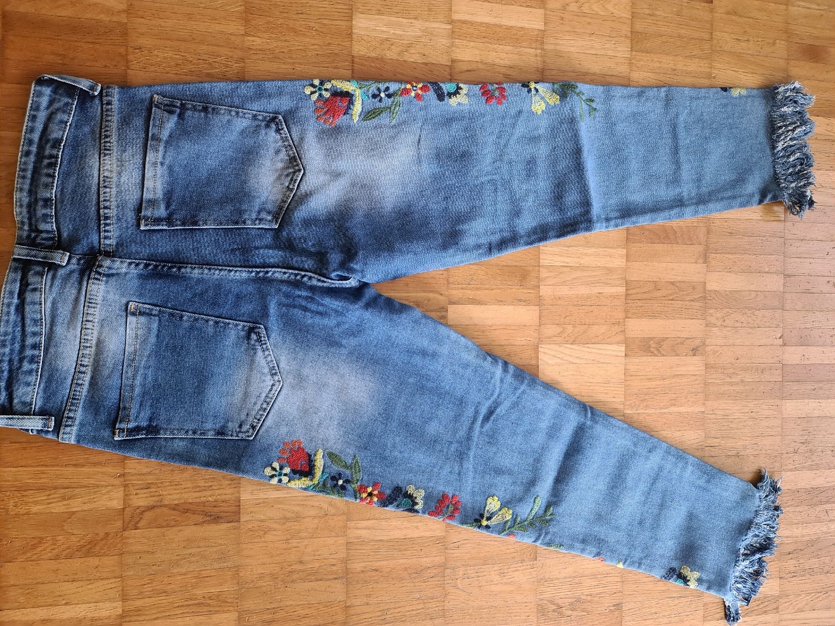 Jeans: Jeans mit Stickerei Gr 28 – D'occasion à Emmenbrücke par gatasalvache 4