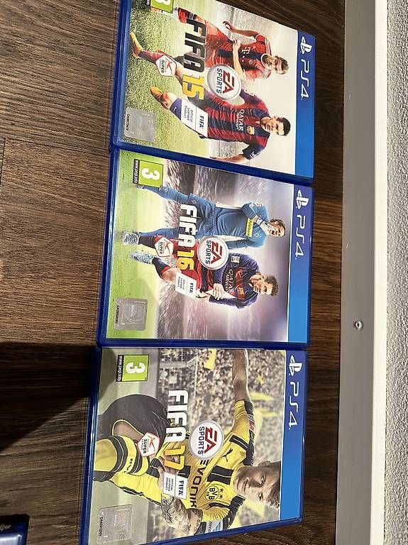 Giochi: PS4 FIFA 2015 2016 und 2017 – Usato da Züberwangen venduto da sas_23