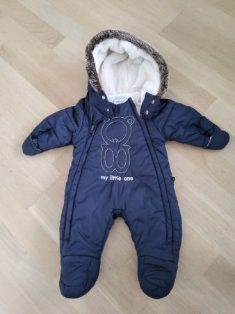 Süsser Baby-Schneeoverall