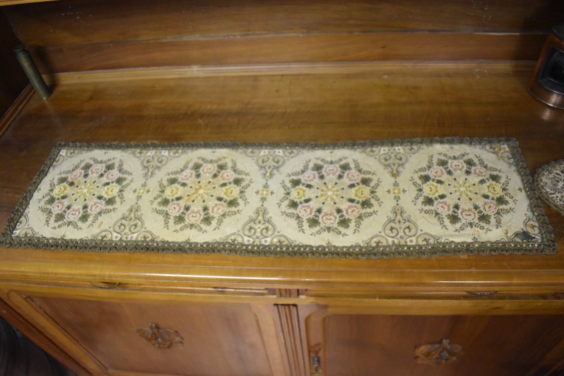 Autre linge de table: Tischläufer mit Rosenmuster lang und Oval – D'occasion à Arch par blub90