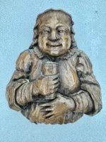 Geschnitzte Halbfiguren aus Holz, Mann und Frau