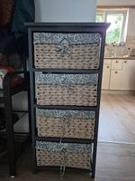Schöne Holzkommode mit Korbschubladen