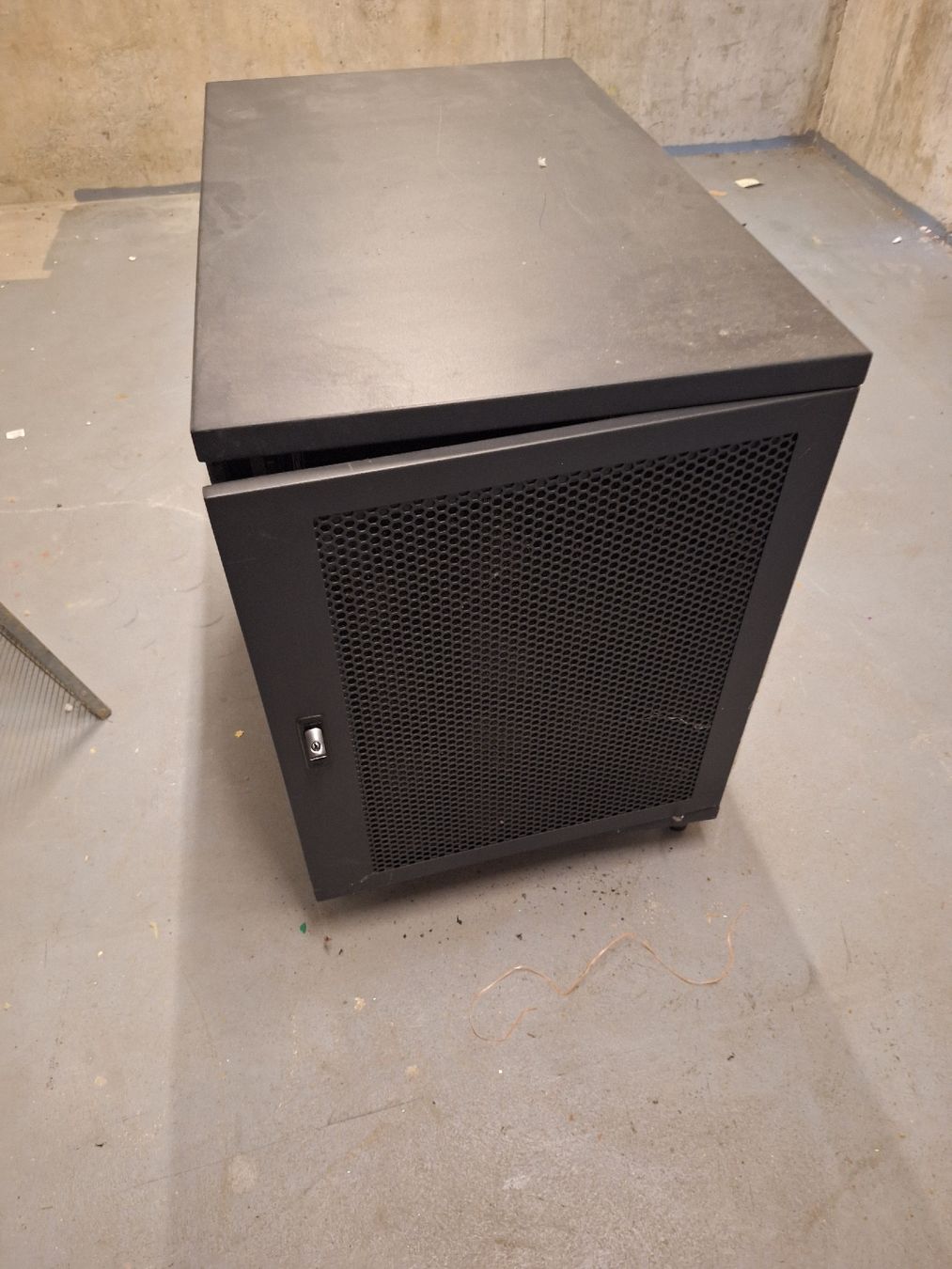 Racks & Ständer: Netzwerkschrank Rack Servergehäuse mit Türen – Gebraucht aus Gebenstorf von Watermoon5976