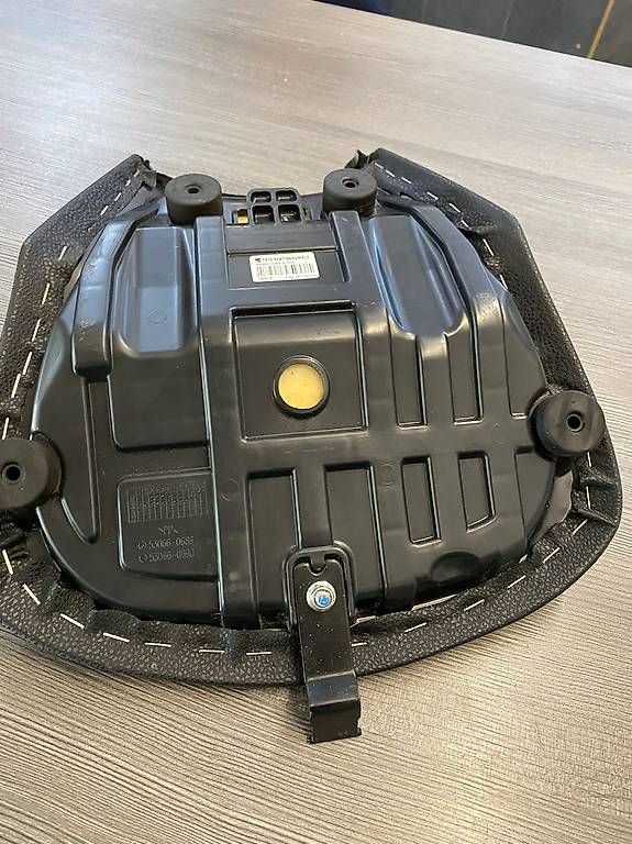 Alle Motorradersatzteile: Tiefer Fahrersitz (- 30 mm) Kawasaki Z650 090SEC0035 NEU – Gebraucht aus Diessenhofen von MotoshopZachmann 3