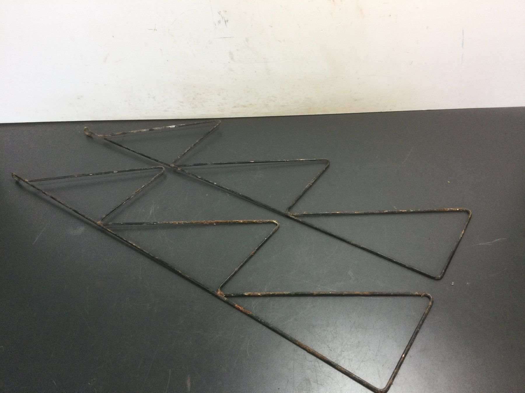 Outils anciens: Gebrauchte rostige String Tablarhalter – D'occasion à Wangen SZ par kuriosum12