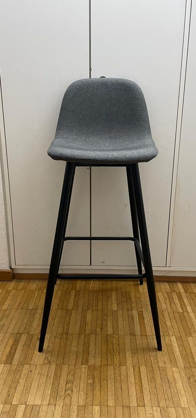 Hocker: Grauer Barhocker mit schwarzen Beinen – Gebraucht aus Basel von tmn_mtw5
