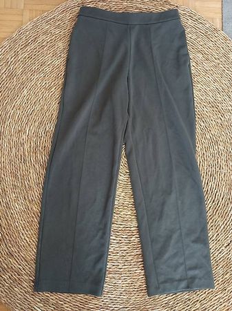Olivgrüne Sporthose von Uniqlo