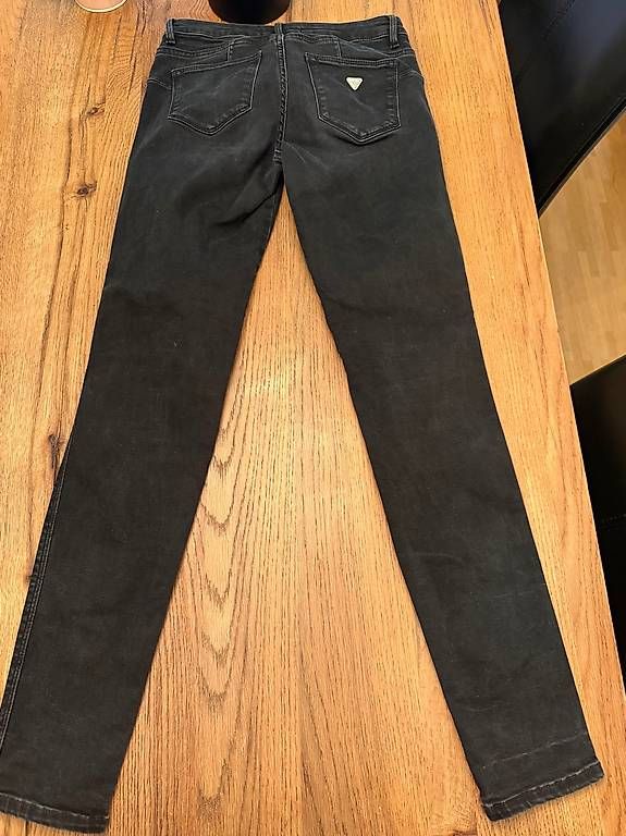 Jeans: Guessjeans Grösse 28 – Gebraucht aus basel von Ystupsi 1