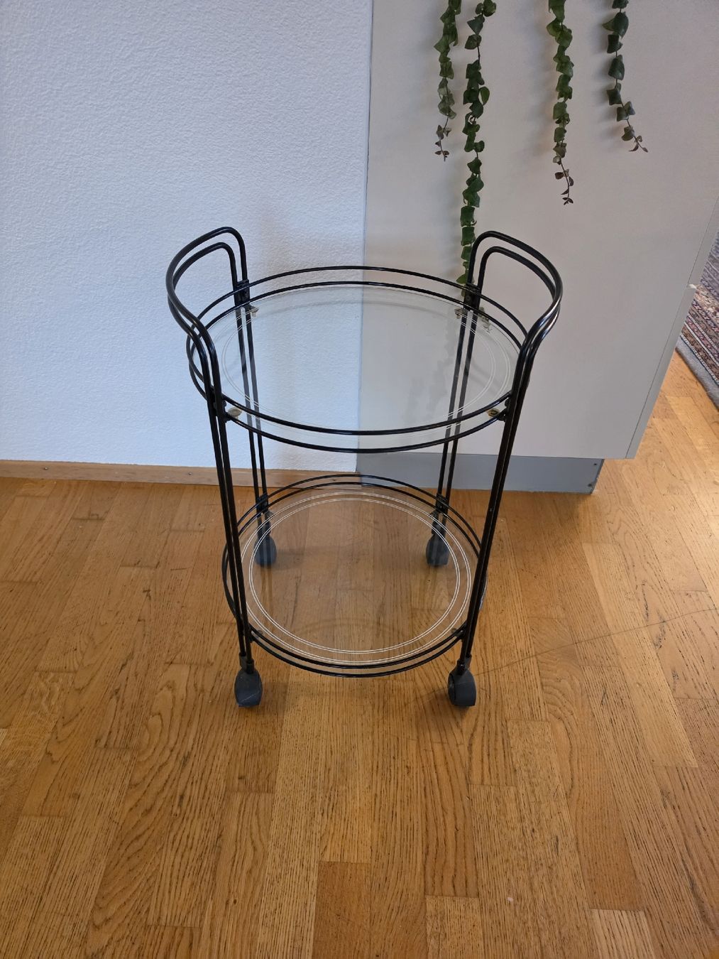 Alle Dekorationen: Servierwagen schwarz Metall Glas  – Gebraucht aus Thal von Vintagekeller