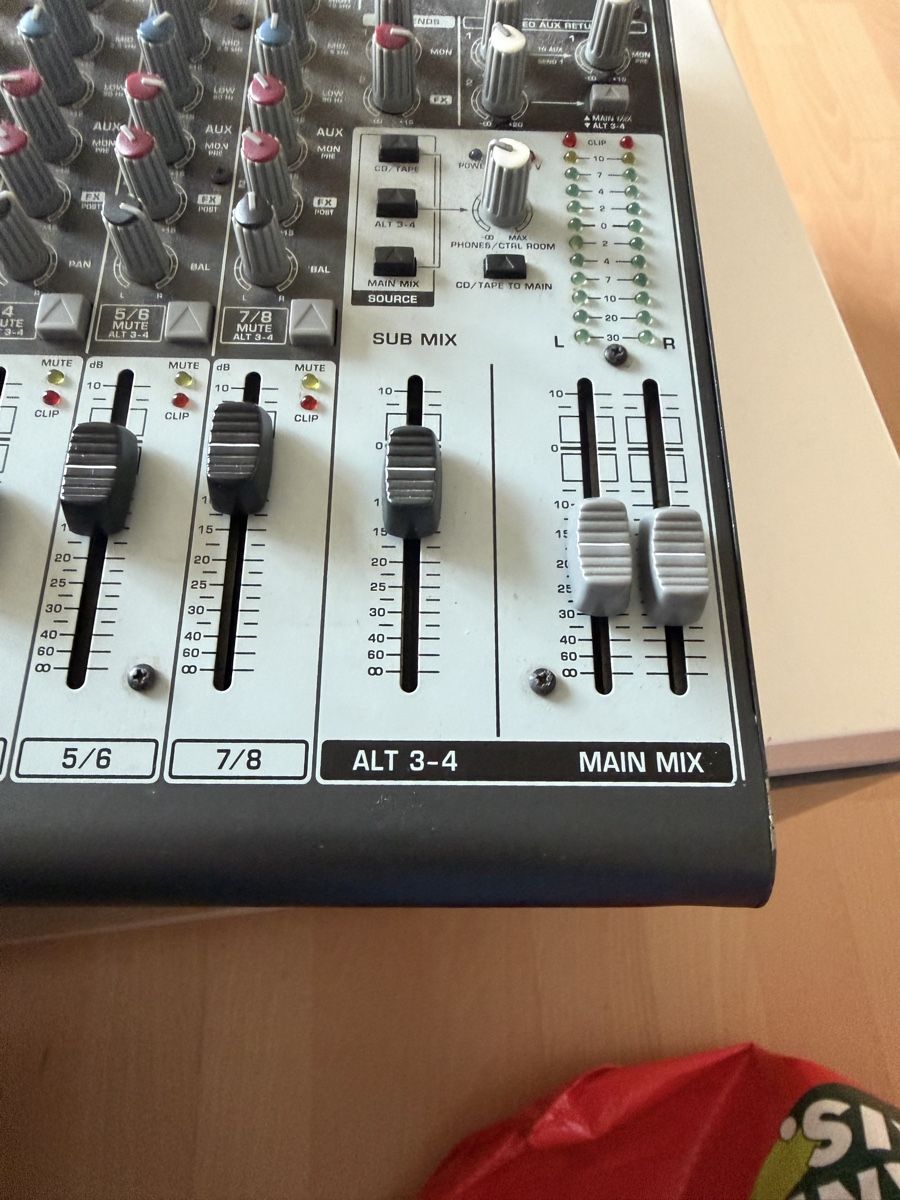 Behringer Console di mixaggio: Behringer XENYX 1204 Mixer – Usato da Baden venduto da noli.r 2