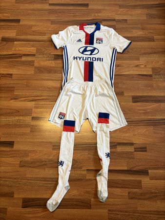 Adidas Lyon Fussball Trikot Set Gr. S - Neuwertig!