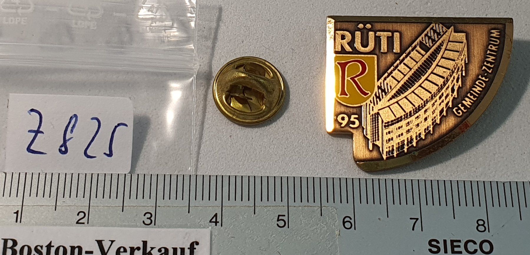 Plaketten & Abzeichen: Z825 - Pin Gemeinde Zentrum Rüti 1995 – Gebraucht aus Reinach BL von Boston-Verkauf 1