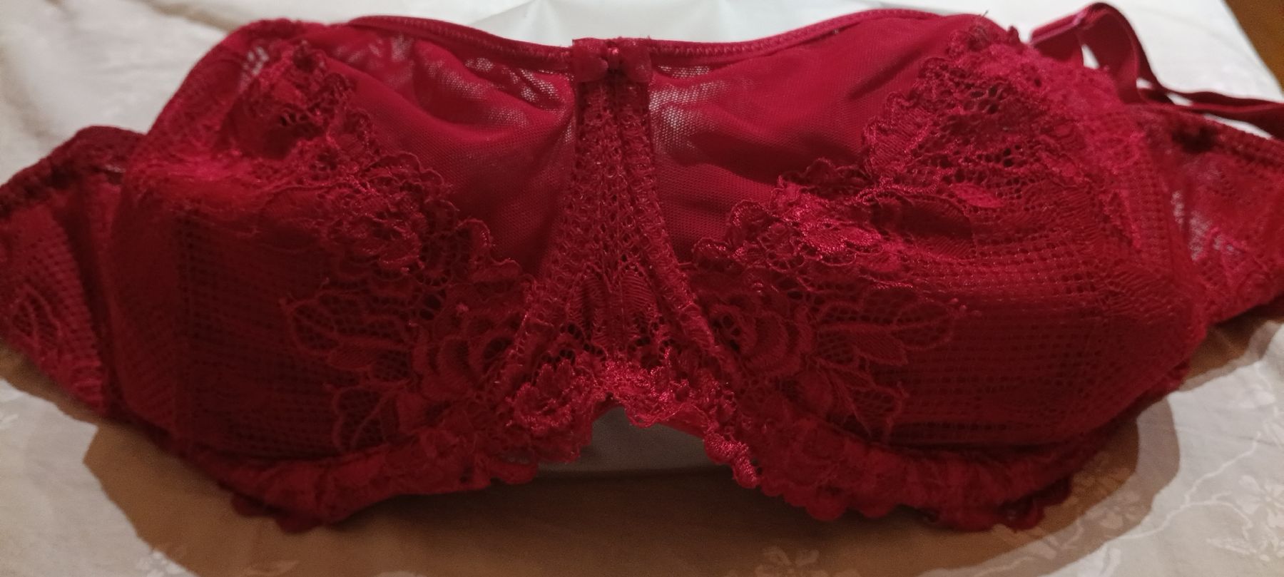 Altra biancheria intima: Britney Spears Pure Red Lace Bra 70H  – Nuovo (secondo la descrizione) da Zürich venduto da cat_9cvz