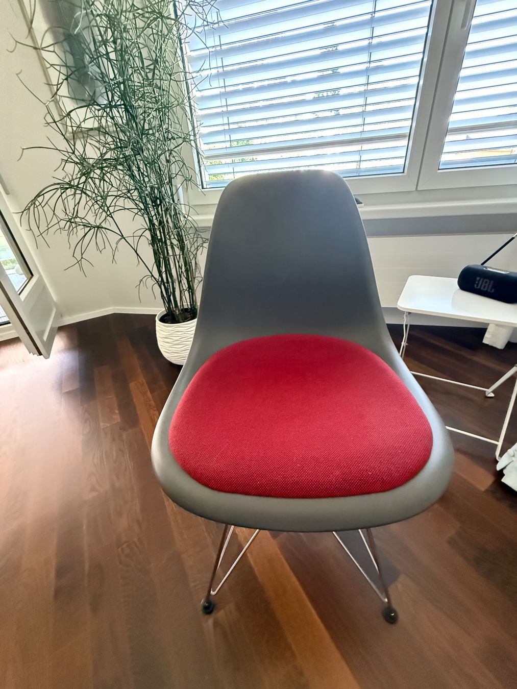 Eames Stühle: 2 Eames Chairs – Gebraucht aus Dübendorf von Vresasta 1