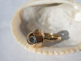 Goldfarbener Ring mit blauer Zirkonie, Gr. 57, verstellbar