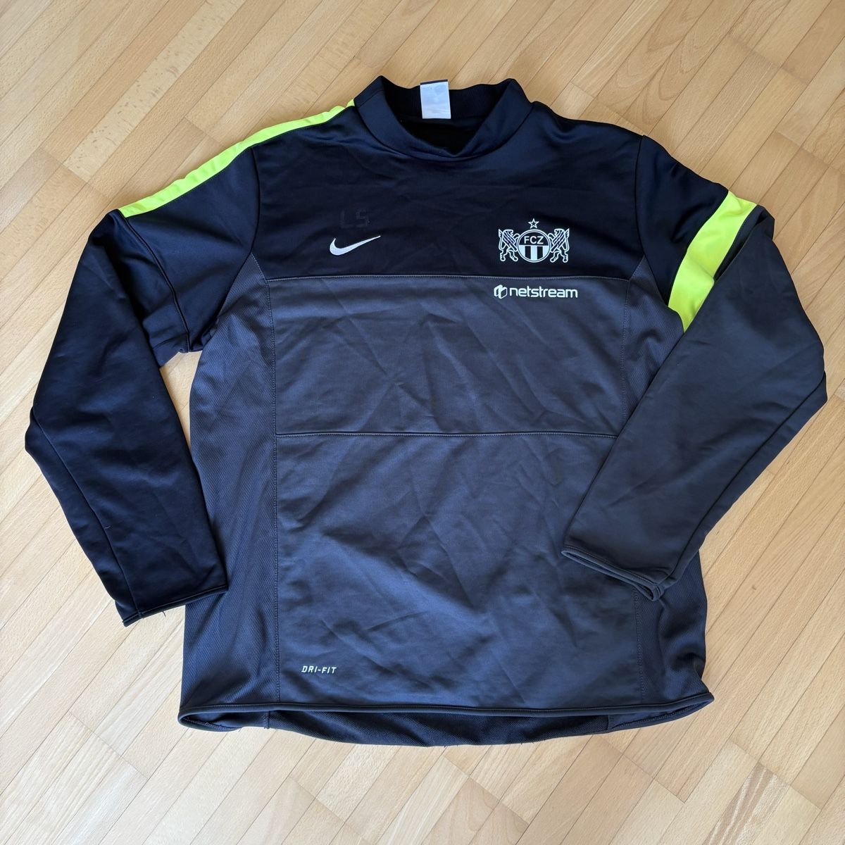 Nike Maillots de corps & Pantalons: Fc Zürich Nike Pullover Staff Only – D'occasion à Winterthur par LaBodega