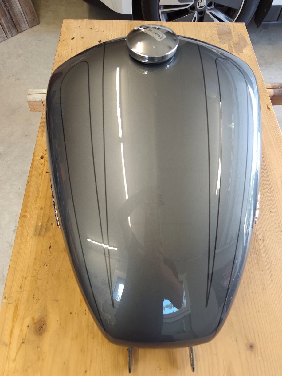 Harley-Davidson Accessori per altri veicoli: Tank Original zu Harley Davidson Breakout – Usato da Ichertswil venduto da streetcustom 1