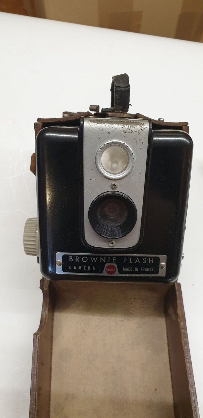 Kodak Fotocamera: Kodak Brownie Flash Camera – Usato da Emmen venduto da Brockofsky