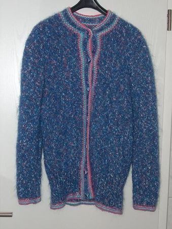Neu: Strickjacke (Mischgewebe) - handgestrickt - blau gemust