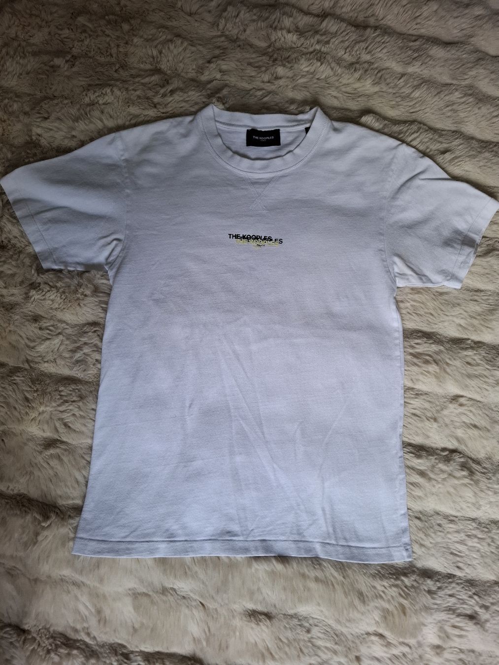 Kooples T-Shirts: The Kooples T-shirt Blanc Logo superposé Taille S – Gebraucht aus Le Locle von QUALI-PRIX
