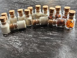 15x Bernstein im Mini Glas Pulver Splitter Dose Test Deko