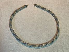 Kette mit Chrälleli weiss, blau, glanz 52 cm lang