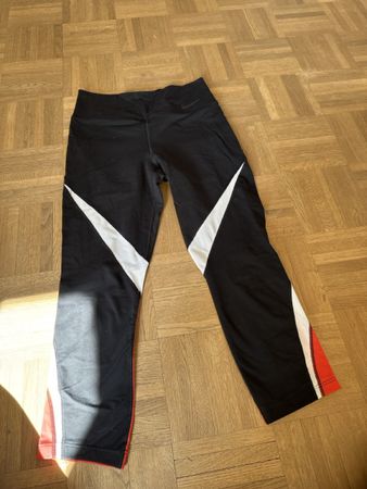 Pantalon de sport Nike, taille M, parfait pour l'hiver!