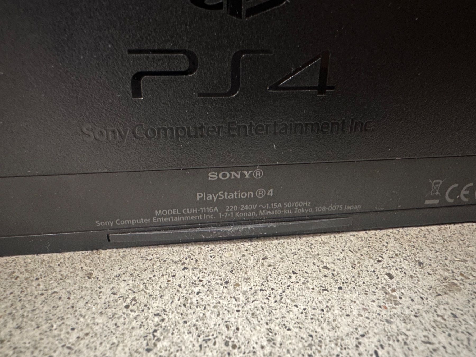 Sony Console: PlayStation 4 (PS4) mit 2 Controller – Usato da Tägerwilen venduto da pau_khg6 2