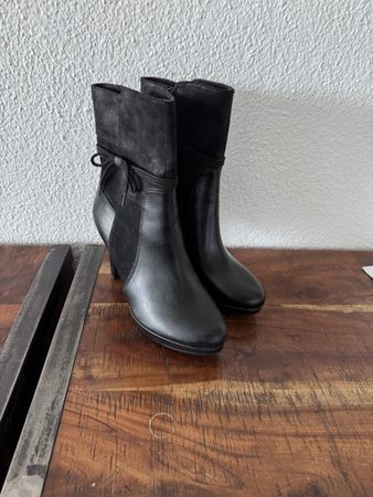 Black Leather Ankle Boots size 38 sOliver