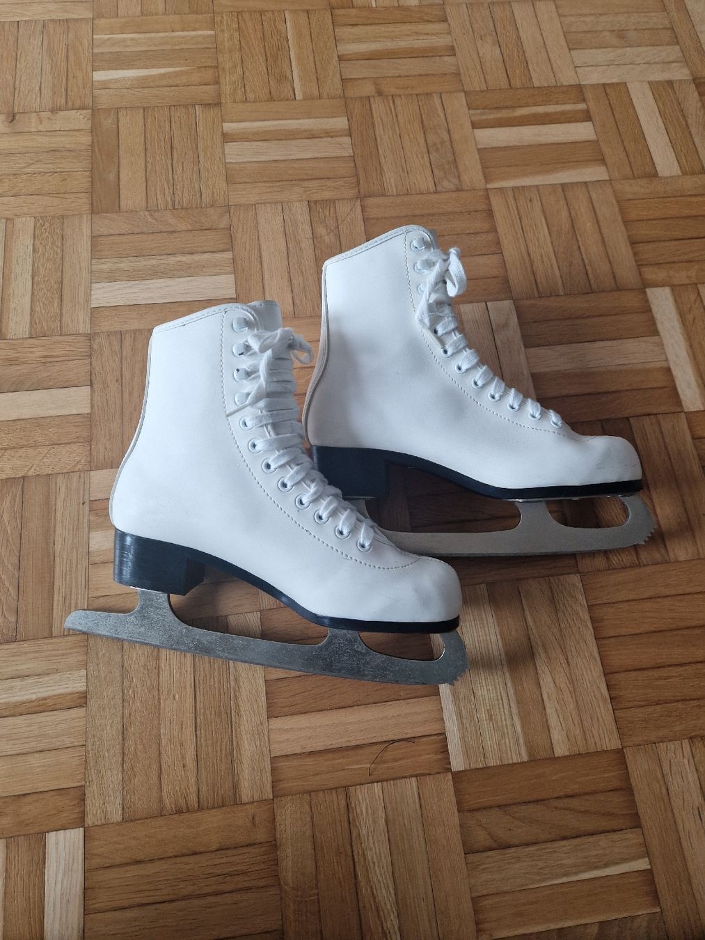Schlittschuhe: Schlittschuhe, weiss in Grösse 36 – Gebraucht aus Frauenfeld von Kimbeli