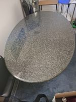 Ovaler Granittisch