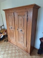 Antiker, reich geschnitzter Schrank