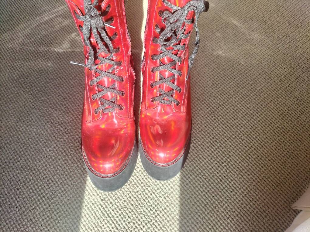 Chaussures femmes: Bottines plateforme rouge brillant à reflets – D'occasion à Vevey par fra_fs8w 3
