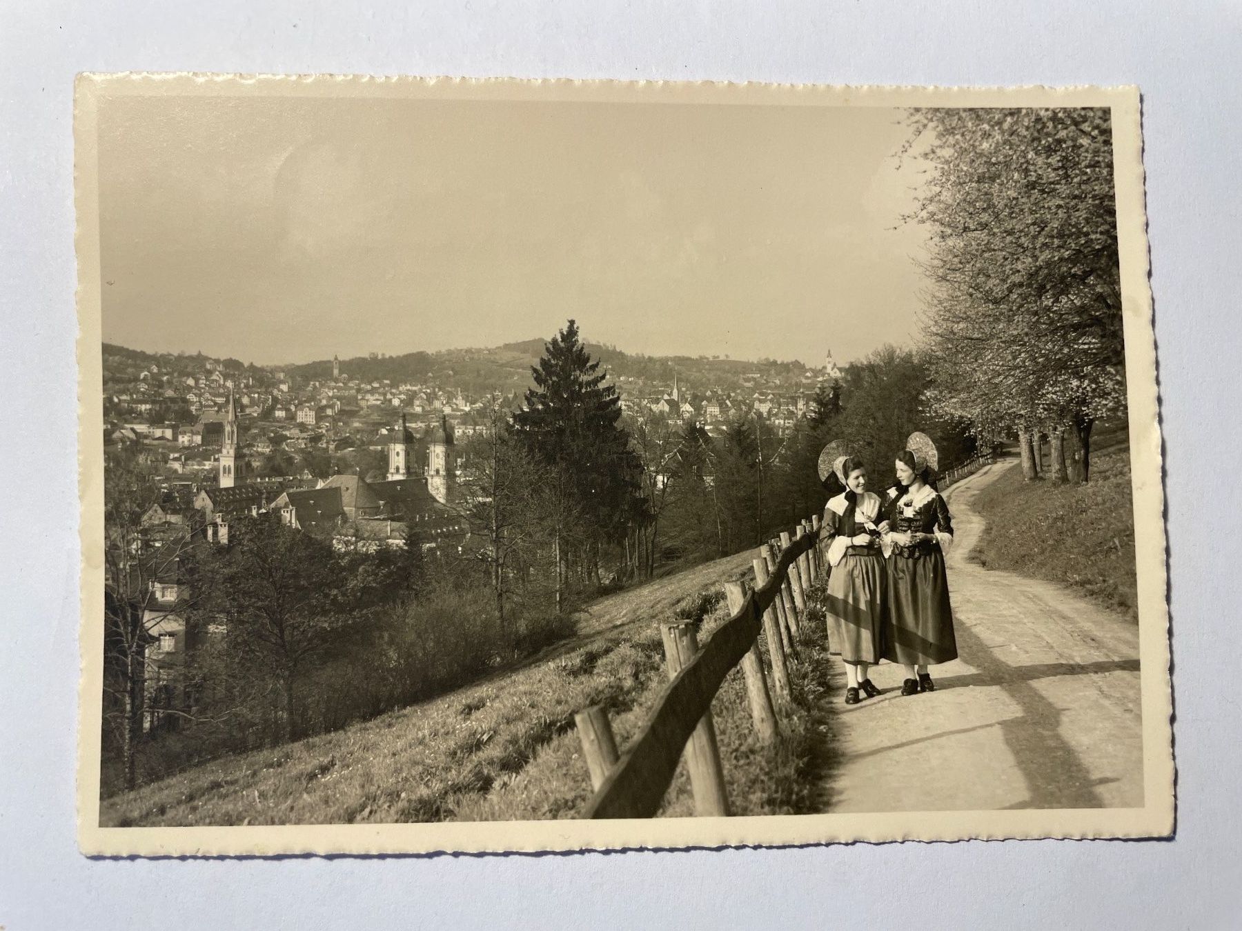 Cartoline postali: Alte Ansichtskarte St. Gallen mit Trachtenmädchen, 1939 – Usato da St. Gallen venduto da Gallus8