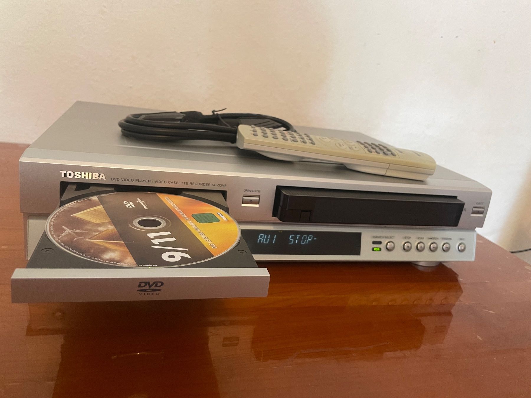 Toshiba Aufnahmegeräte: Toshiba SD-33VE VHS / DVD Kombination Mit FB – Gebraucht aus Zürich von  4