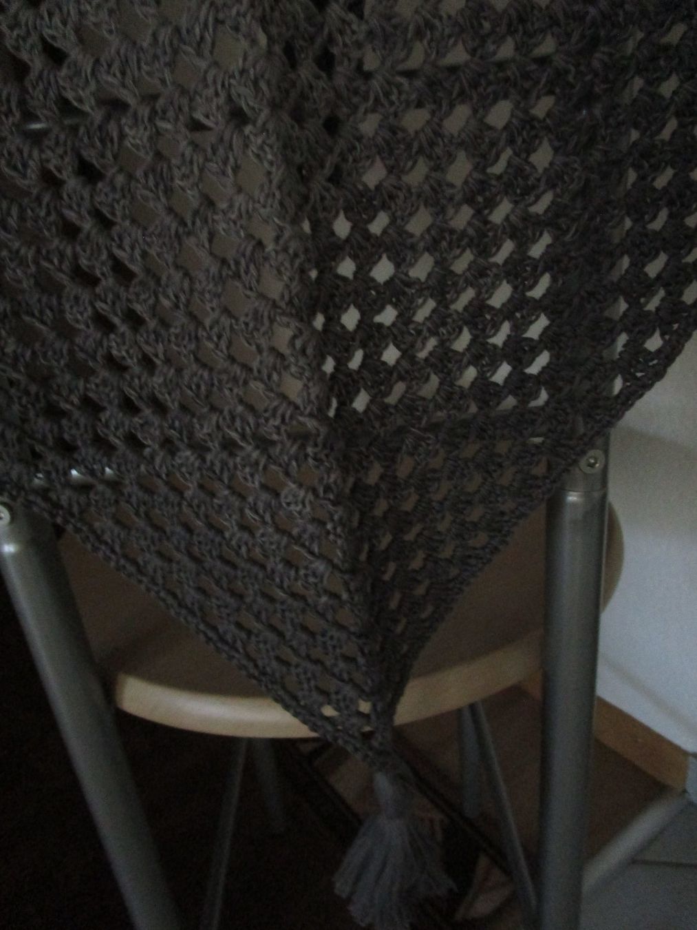 Foulard & Sciarpe: Handarbeit, Dreiecktuch, gehäkelt, grau – Nuovo (secondo la descrizione) da Ursenbach venduto da Trasse 3