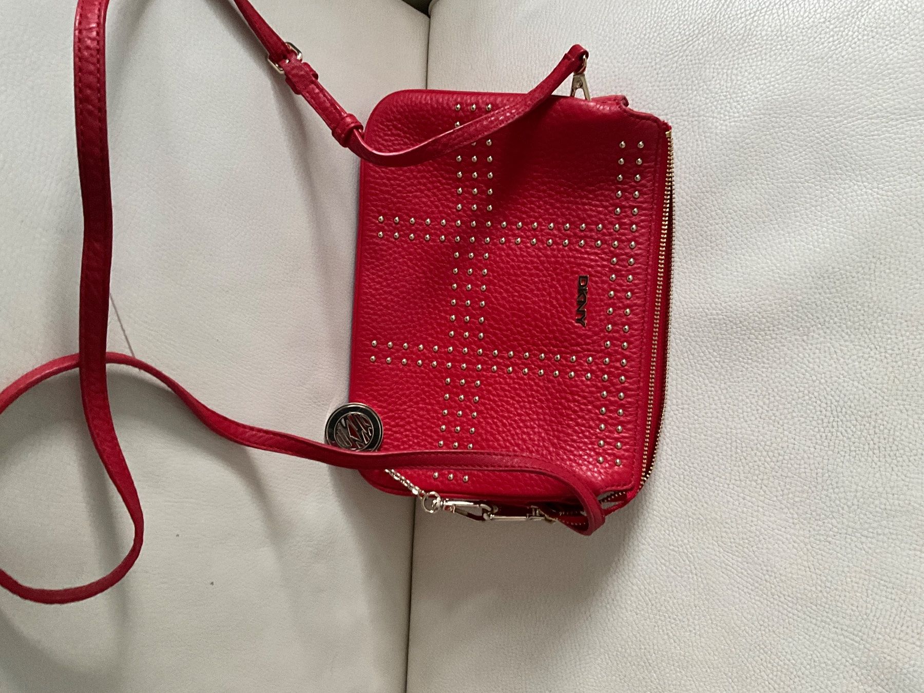 DKNY Borse da donna: Rote DKNY Ledertasche mit Nieten – Nuovo (secondo la descrizione) da Wettingen venduto da Andres54 1