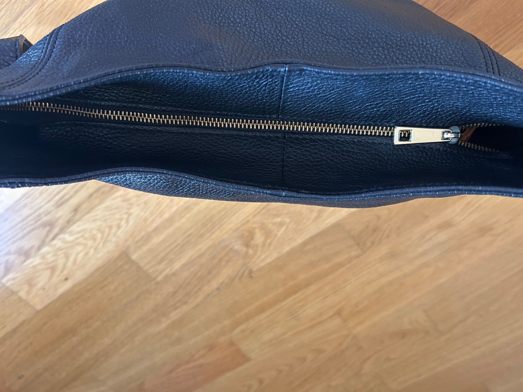 Taschen für Damen: Schwarze Ledertasche – Gebraucht aus Rorschach von LuciaTramp 1