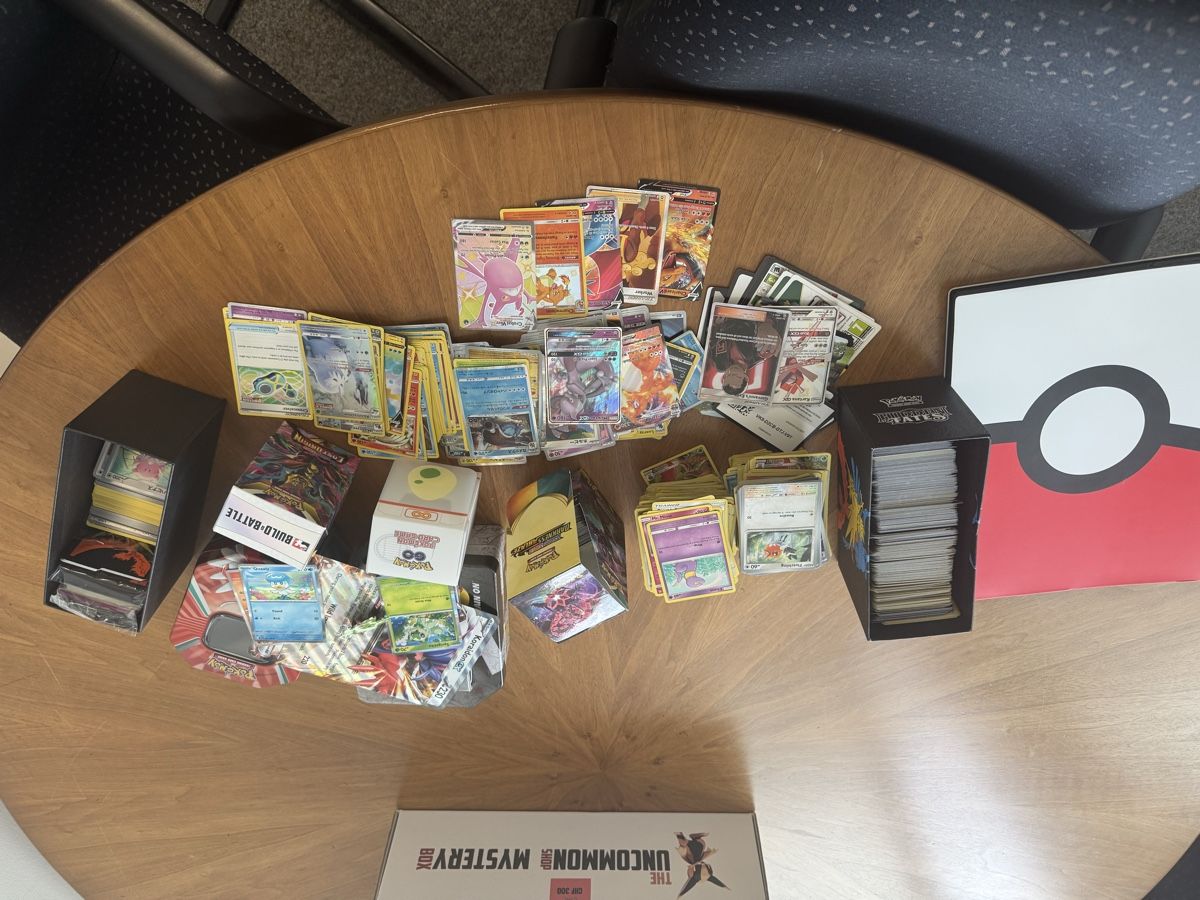 Pokémon Sammelbilder & Trading cards: Lot cartes Pokémon et accessoires  – Gebraucht aus Ittigen von Spirax00