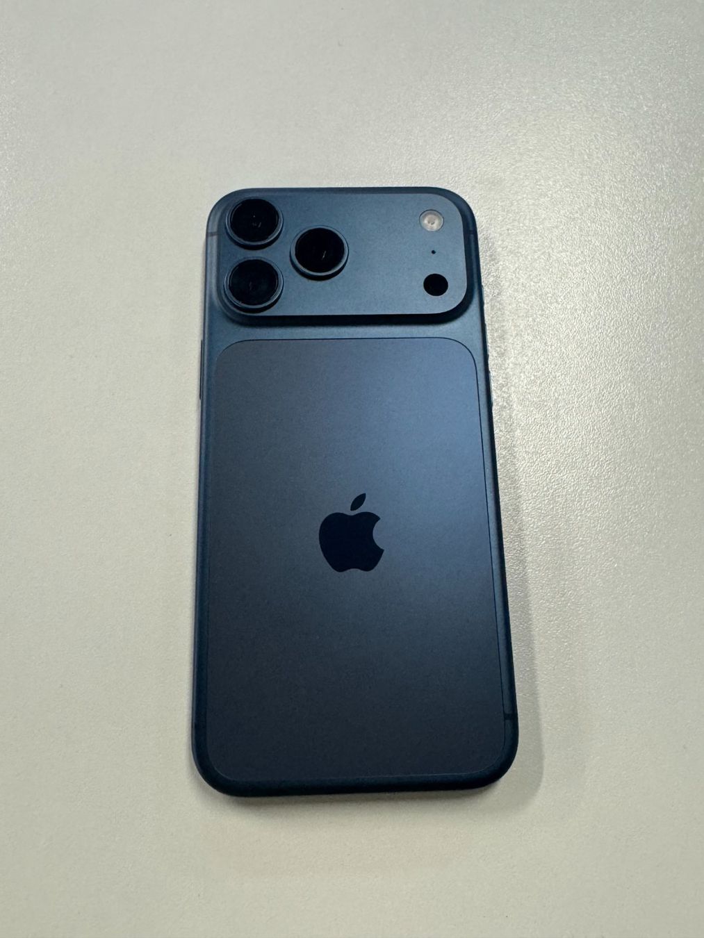 Apple Portables: Apple iPhone 17 Pro Max, 256GB – D'occasion à Hombrechtikon par SPS-Liquidationen 1